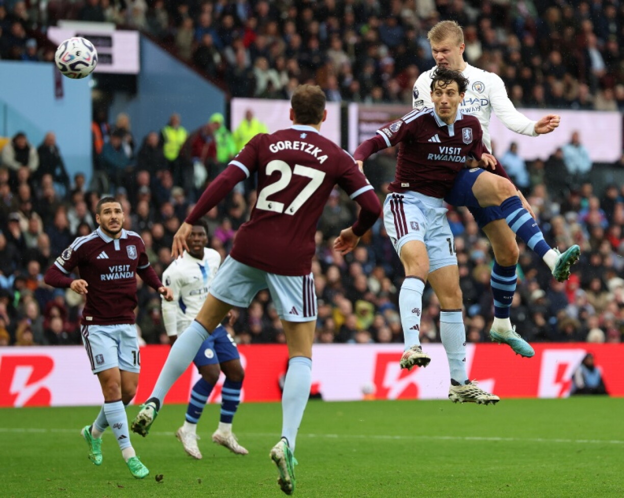 Erling Haaland (D) a marqué mais cela n'a pas été suffisant pour son équipe de Manchester City battu pour la première fois de la saison en championnat anglais par Aston Villa (2-1), le 24 octobre 2026 à Birmingham