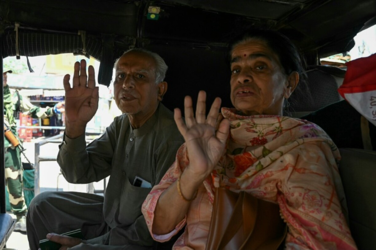 Pakistanis have been returning home as India cracks down in its hunt for three gunmen who killed 26 people in Kashmir last week