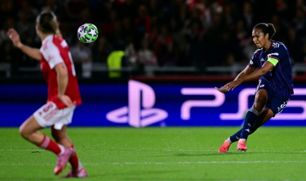La capitaine Wendie Renard dégage son camp contre Arsenal.