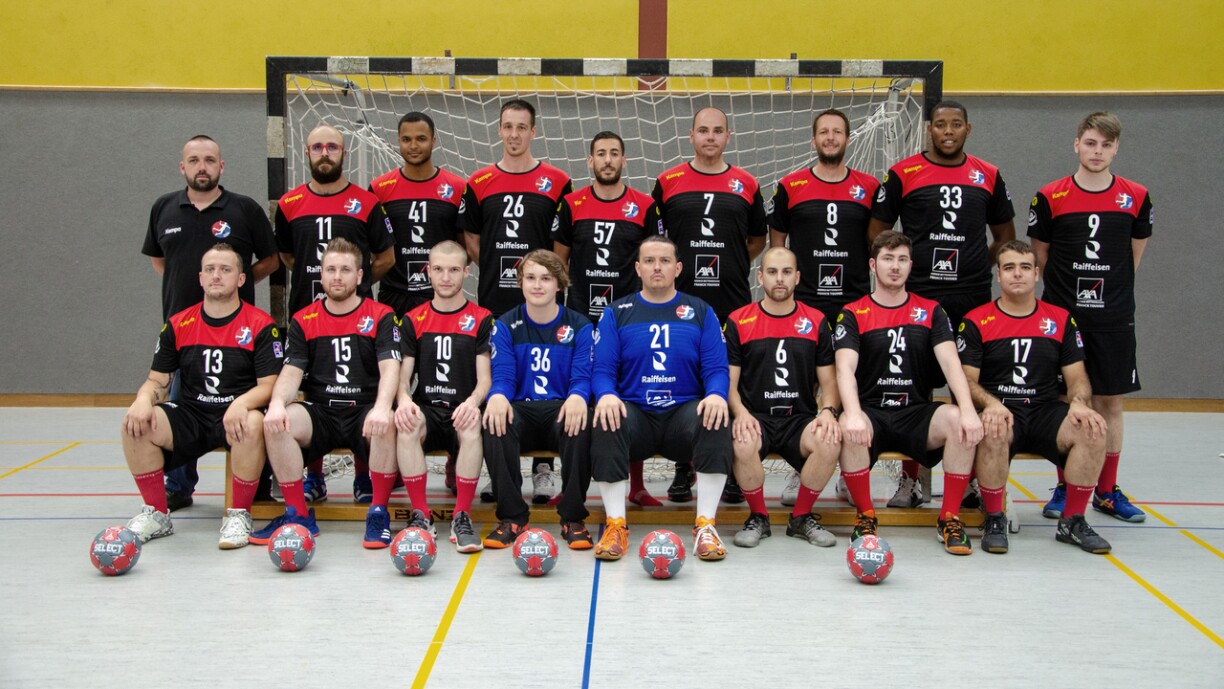 D'Härenekipp vum Handball Bieles nach an hiren alen Trikoten.