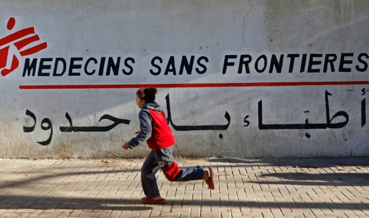Une jeune palestinienne devant une clinique de Médecins sans frontieres (MSF), à Gaza City le 11 janvier 2026