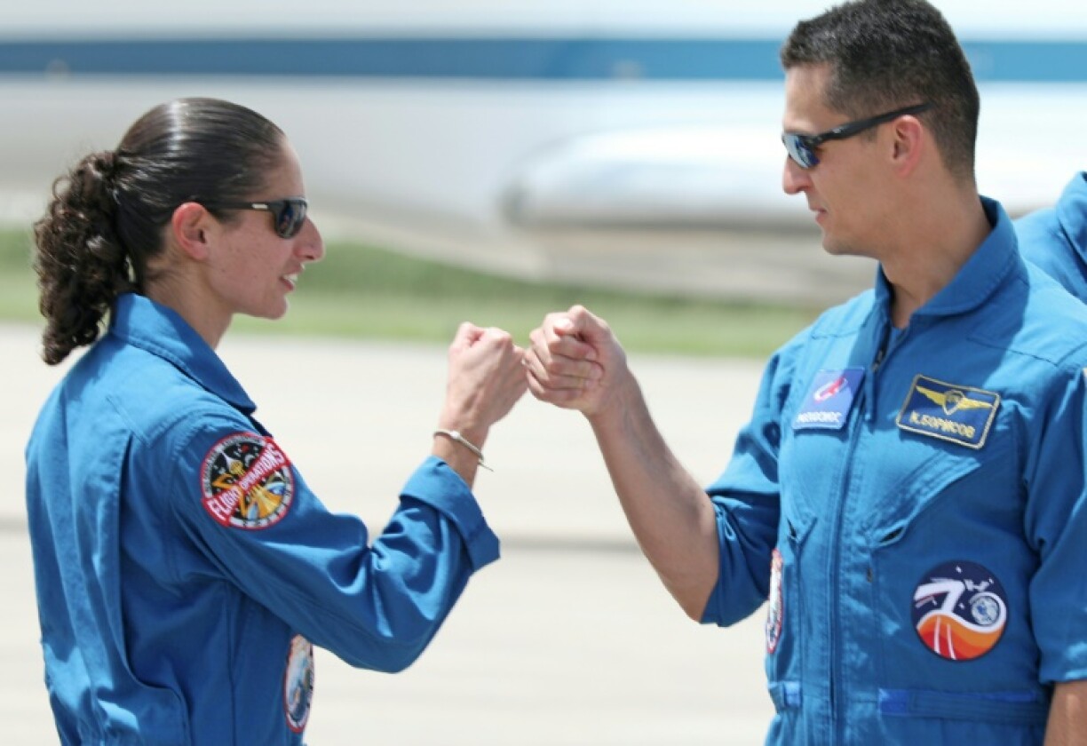 L'astronaute américaine Jasmin Moghbeli (G) et le cosmonaute russe Konstantin Borissov, à leur arrivée au centre spatial Kennedy du Cap Canaveral, en Floride, le 20 août 2023, dont ils ont décollé 6 jours plus tard pour la Station spatiale internationale