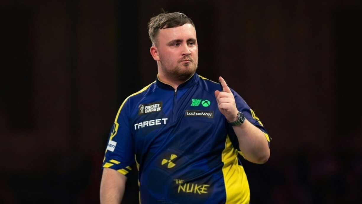 De Luke Littler huet dem Nathan Aspinall kaum eng Chance gelooss.