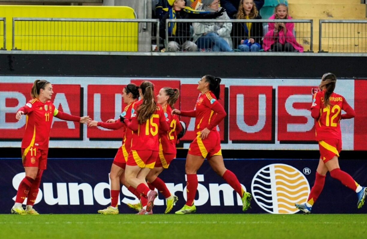 Spain's midfielder Alexia Putellas (L) celebrates scoring against Sweden