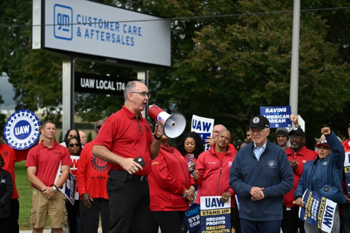 Shawn Fain, président du syndicat UAW, sur sur un piquet de grève en présence du président américain Joe Biden, devant l'usine General Motors à Belleville, le 26 septembre 2023 dans le Michigan