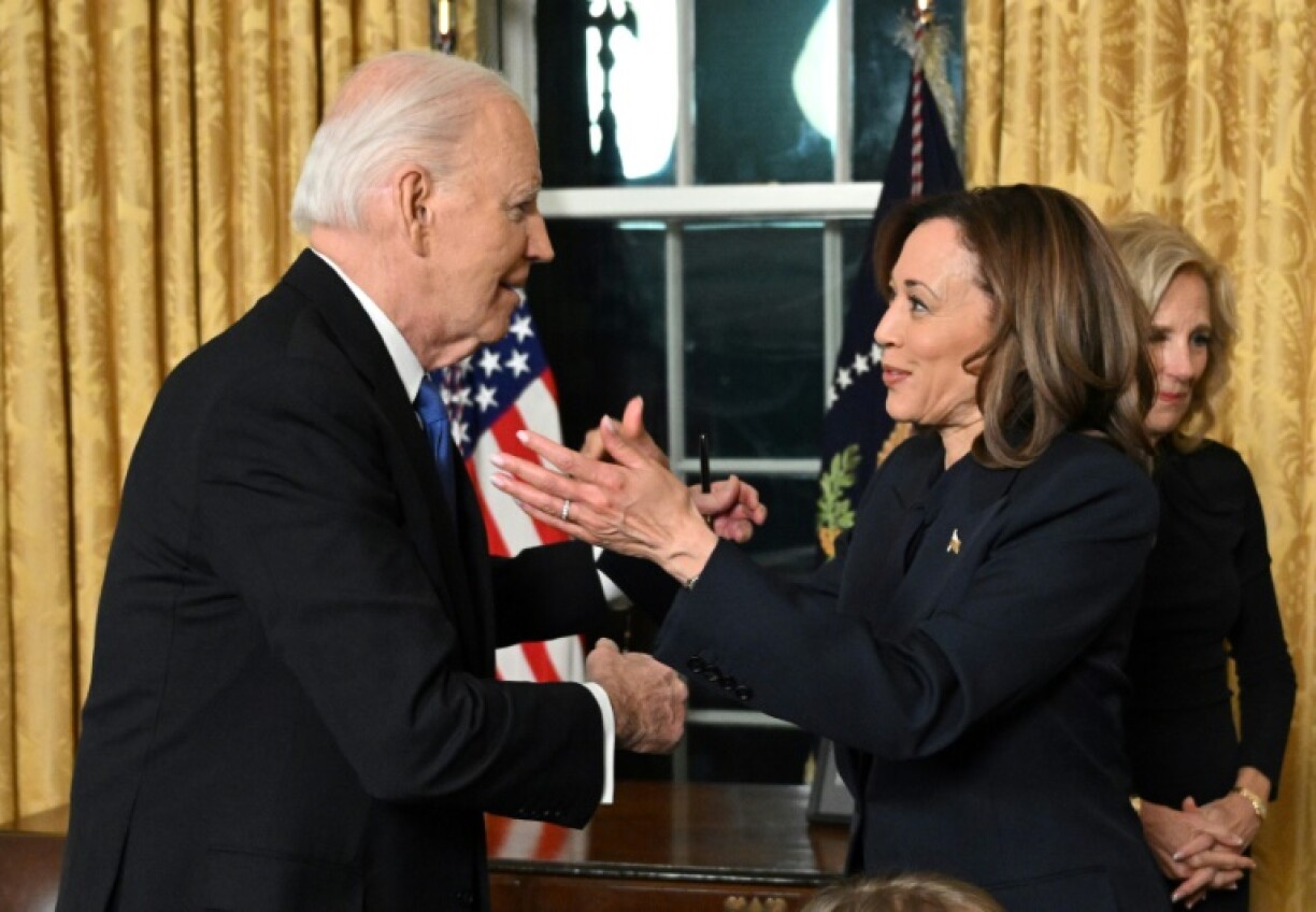 La vice-présidente Kamala Harris et le président américain Joe Biden s'étreignent après le discours d'adieu de ce dernier, dans le bureau ovale de la Maison Blanche à Washington, le 15 janvier 2025