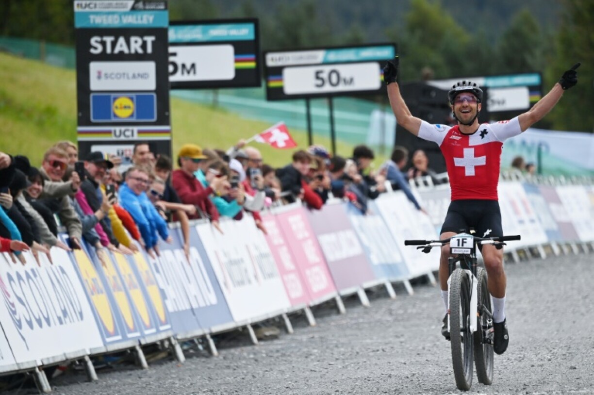 Le coureur suisse Nino Schurter célèbre sa victoire au relais mixte VTT cross-country des championnats du monde de cyclisme à Glentress Forest en Ecosse le 9 août 2023