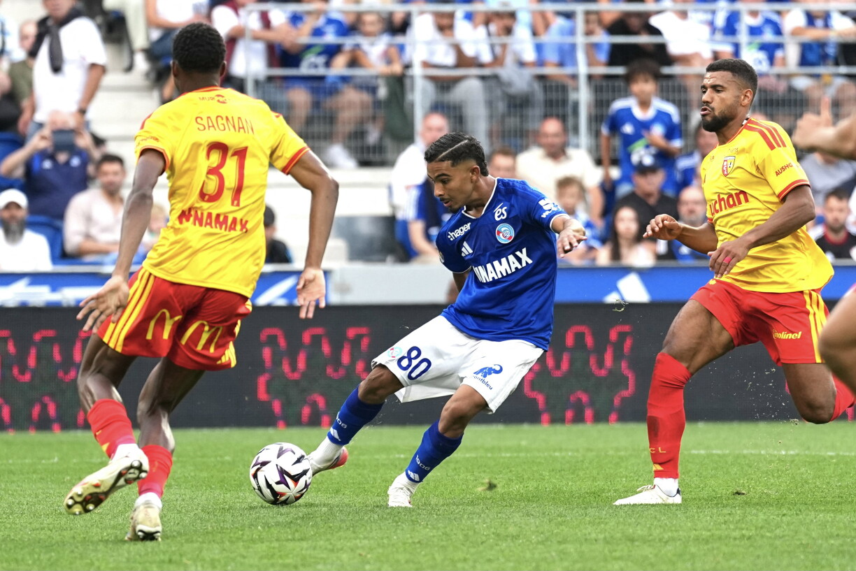 L'attaquant marocain de Strasbourg, Gessime Yassine (n° 80), tire pour inscrire le premier but de son équipe.