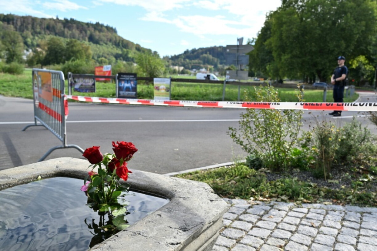Des fleurs déposées dans une fontaine après les tirs mortels près d'une rave-party à Aarau, en Suisse, le 30 août 2026
