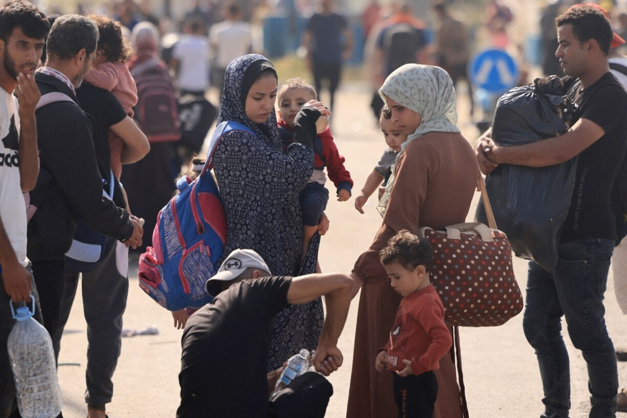 Des Palestiniens en train de fuir le nord de la bande de Gaza le 9 novembre 2023.