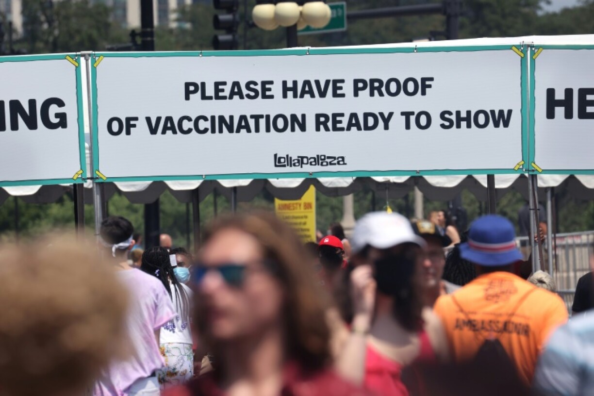 Un panneau indique aux spectateurs qu'ils doivent montrer leur certificat de vaccination, au festival de Lollapalooza à Chicago, le 29 juillet 2021