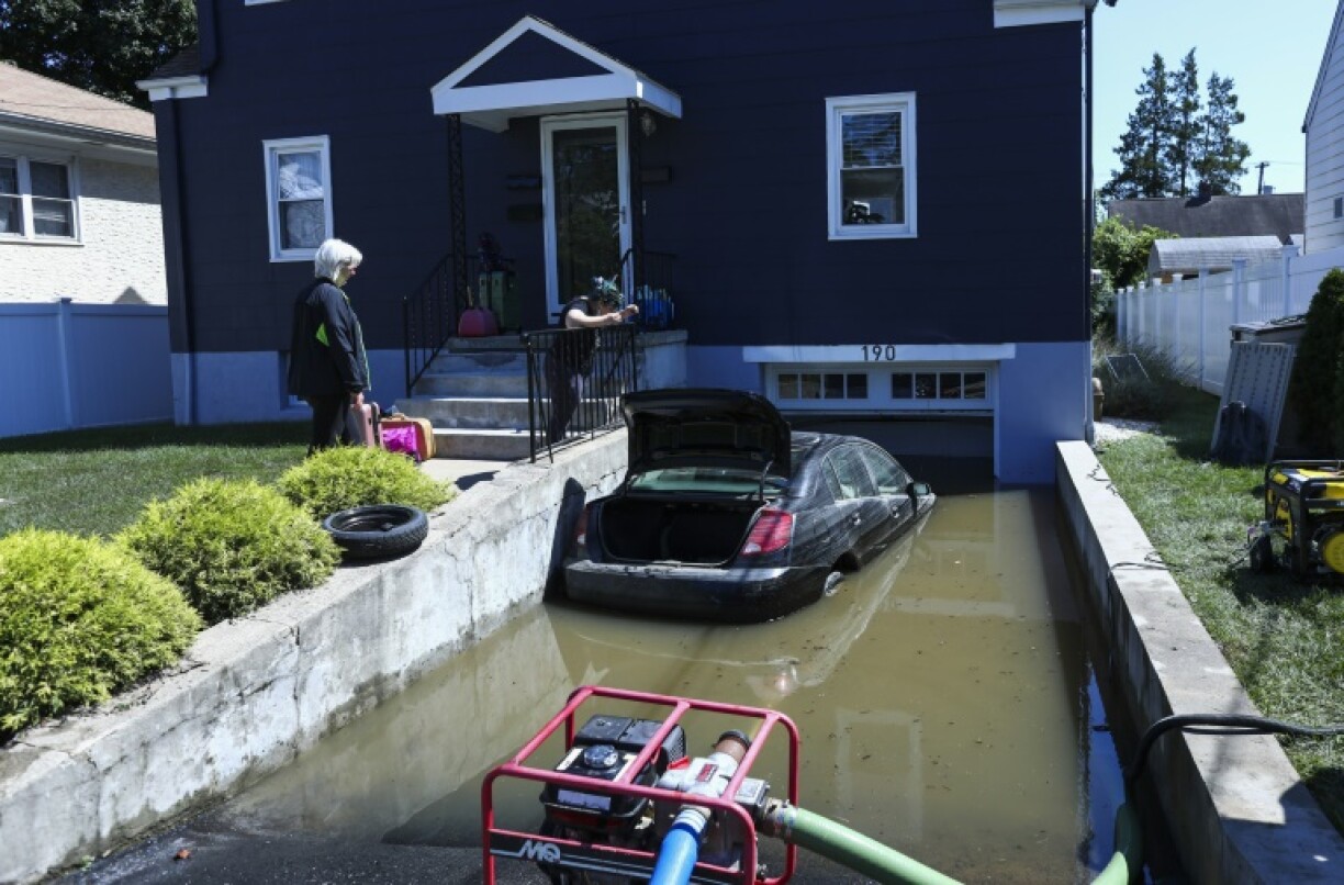 Une voiture dans une allée inondée à Mamaroneck, dans l'Etat de New York après le passage de la tempête Ida, le 2 septembre 2021