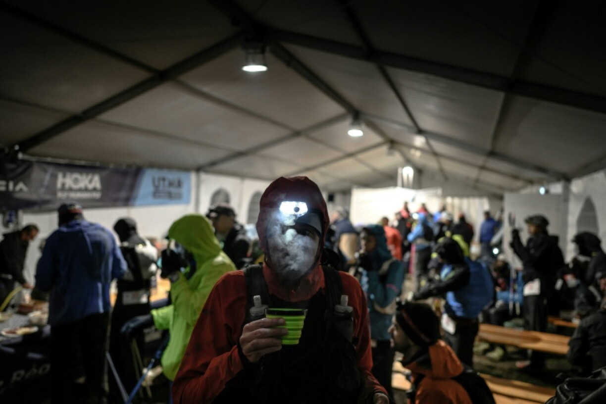 Des concurrents dans une cantine lors de l'ultra-trail de Chamonix en Haute-Savoie le 30 août 2025