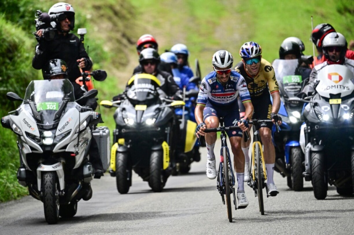 Julian Alaphilippe à l'attaque avec le Belge Wout Van Aert lors de la 5e étape du Tour de France le 5 juillet 2023.