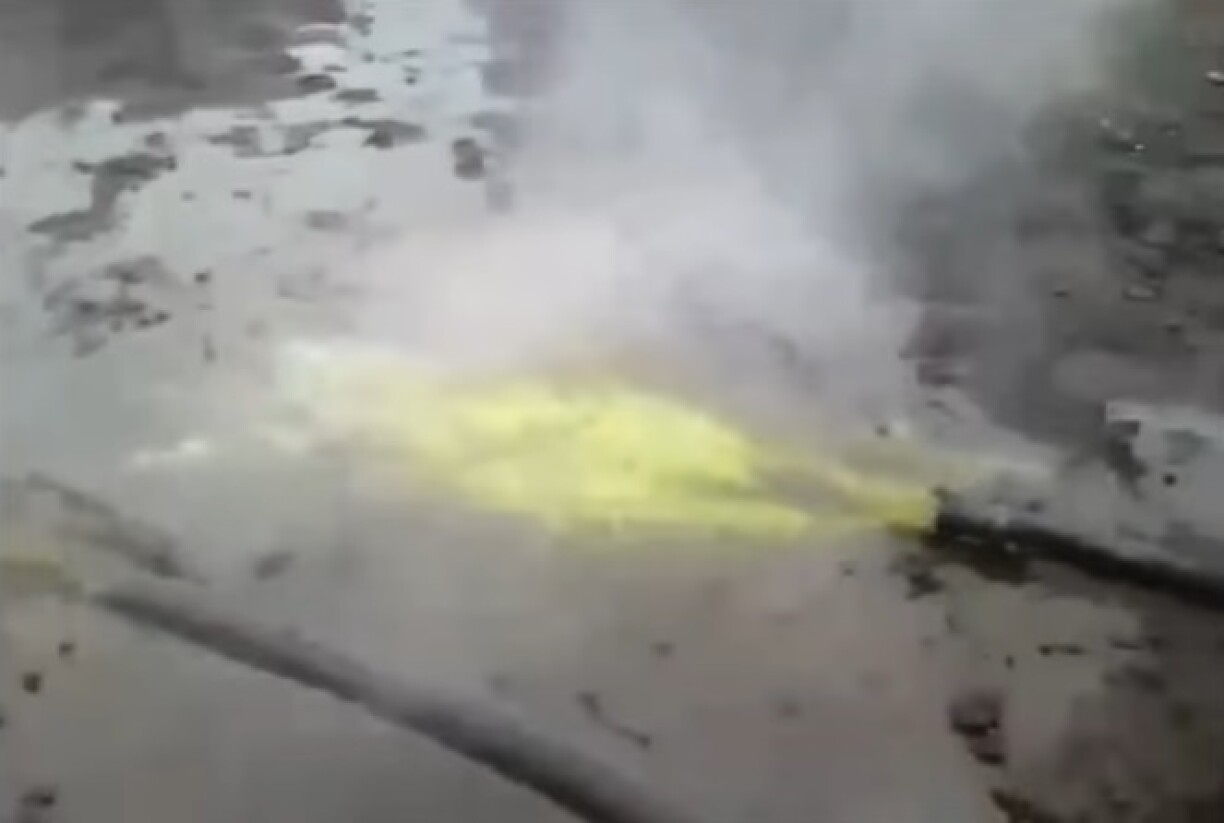 Impression écran d'une vidéo diffusée par France Bleu et montrant un sous-traitant d'ArcelorMittal déversant des eaux usées au crassier de Marspich en Moselle.