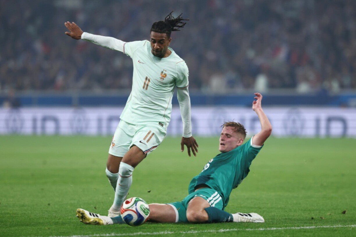 L'attaquant français Michael Olise (g.) et le milieu de terrain nord-irlandais Alistair McCann (d.) lors du match amical opposant la France à l'Irlande du Nord, à Villeneuve-d'Ascq, le 8 juin 2026