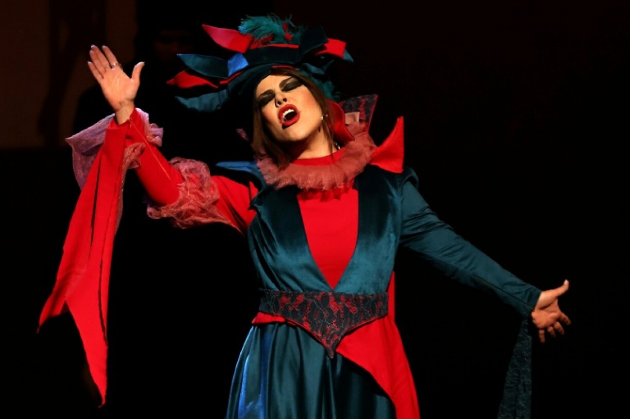 The performance of King Lear is infused with rock music and a dazzling light show