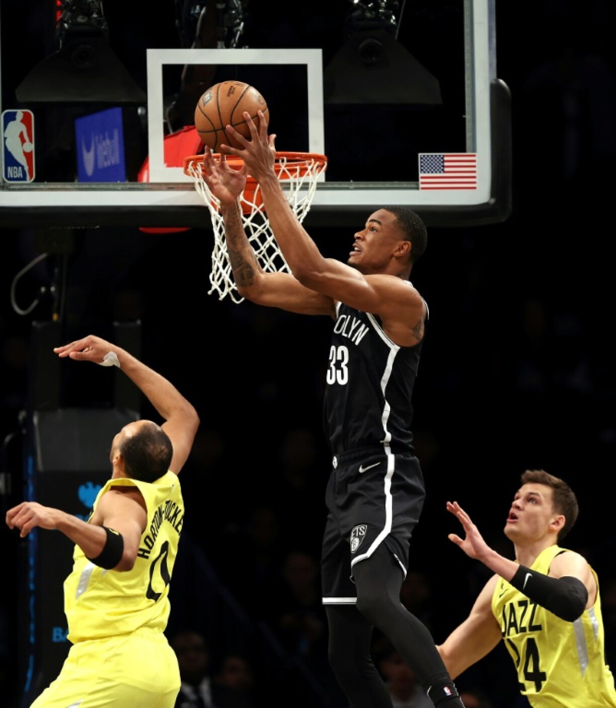 Nic Claxton, des Brooklyn Nets, s'apprête à inscrire deux points lors d'un match de NBA contre l'Utah Jazz, le 2 avril 2023 à New York