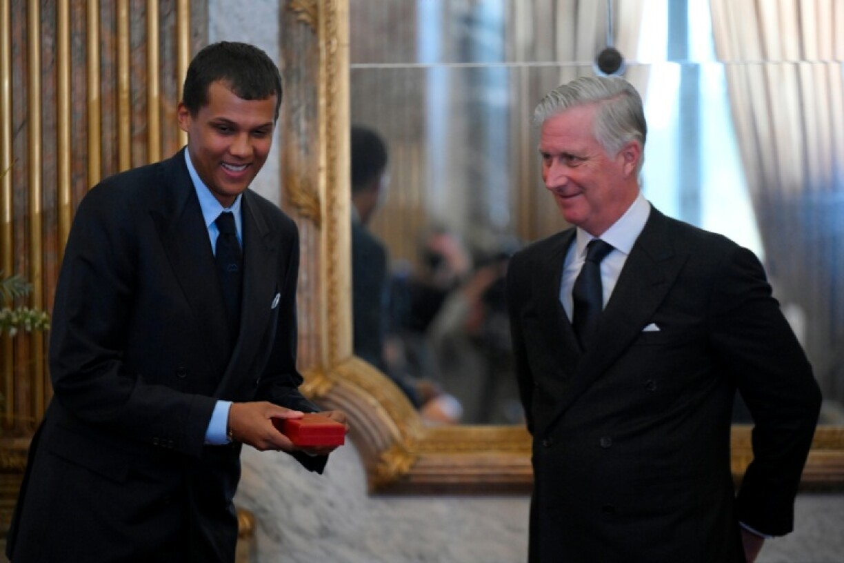 Le chanteur Stromae décoré par le roi des Belges Philippe au palais royal à Bruxelles le 21 novembre 2024