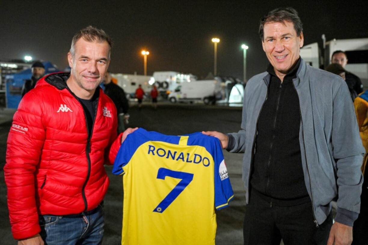 L'entraîneur français du club saoudien d'Al-Nassr (d) offre un maillot floqué Cristiano Ronaldo au pilote de rally français Sébastien Loeb, le 8 janvier 2023 à Ryad