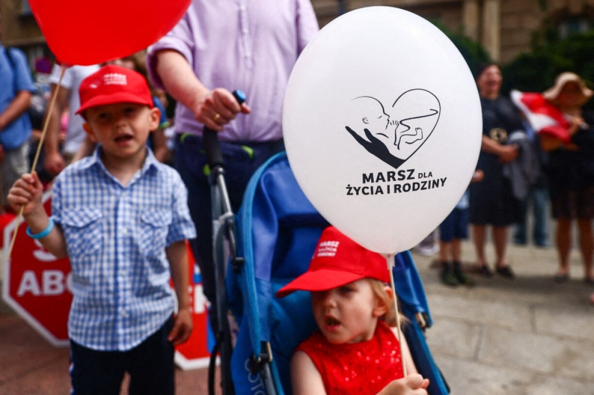 Une manifestation à Cracovie en Pologne, en 2023, organisée par des institutions conservatrices et catholiques pour exprimer leur soutien à la vision pro-vie de l'avortement.