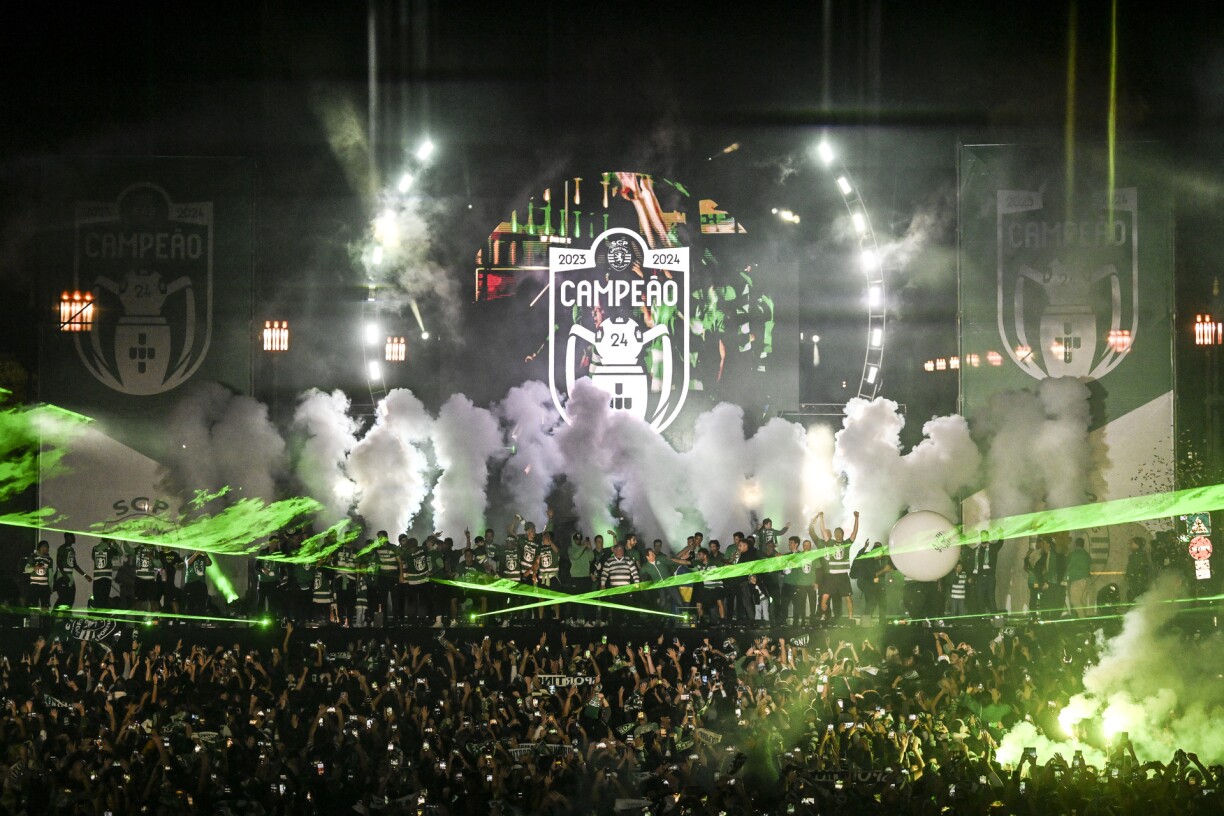 Les supporters du Sporting se sont rassemblés sur la place Marques do Pommel dimanche pour célébrer le titre de leur équipe