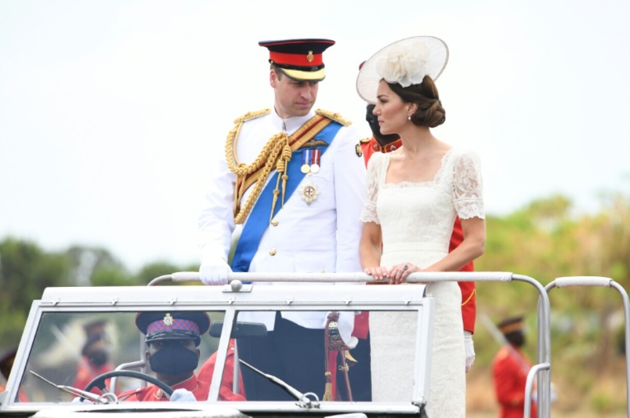 Le prince William et Catherine, duchesse de Cambridge, lors d'une parade militaire à Kingston, le 24 mars 2022 à la Jamaïque