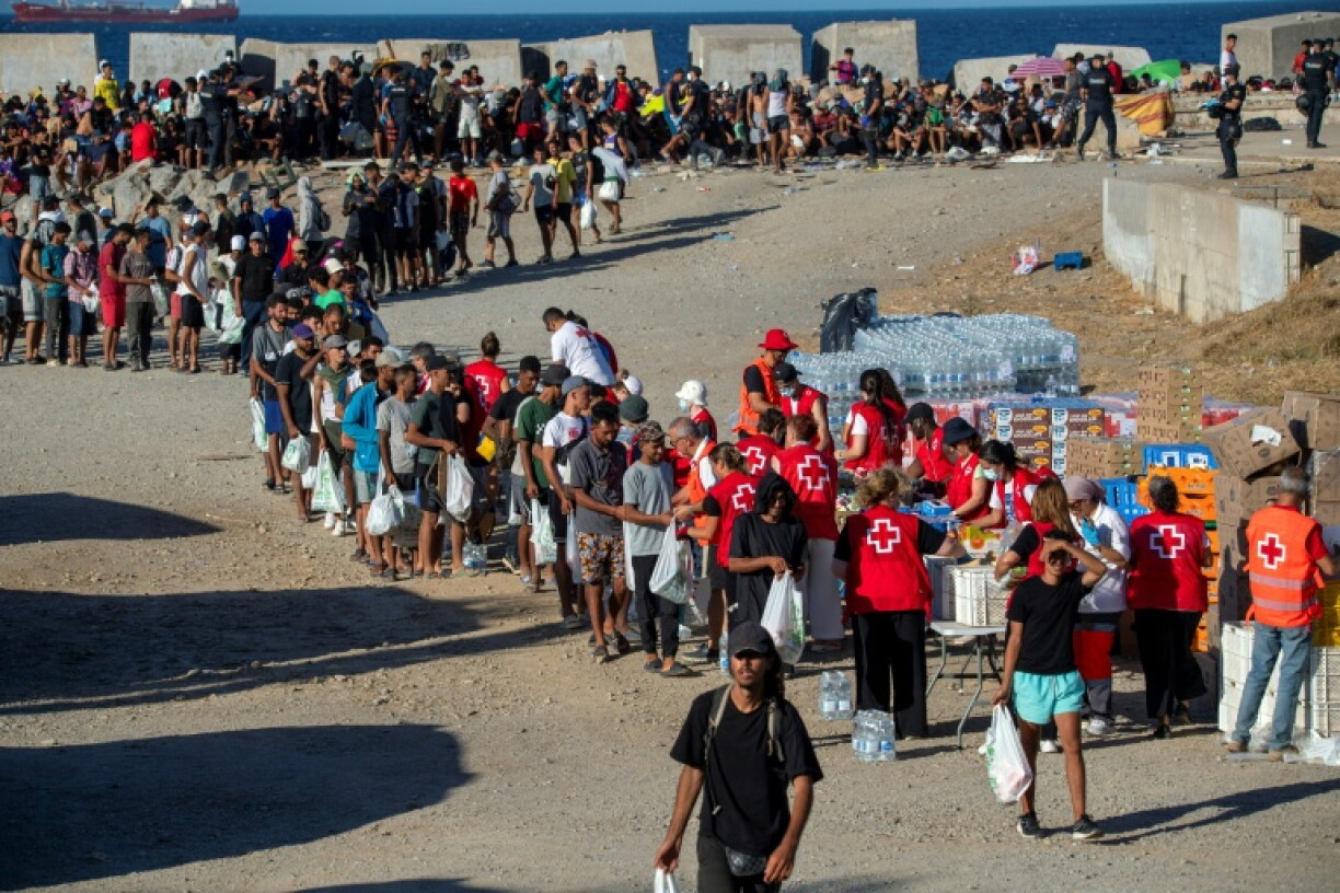 Spanien will die Rückführung tausender Migranten aus Ceuta beschleunigen und richtet dafür eine zentrale Koordinierungsstelle ein. Zugleich hat Madrid bei der EU-Kommission Nothilfen für Grenzschutz und zusätzliche Aufnahmekapazitäten beantragt.