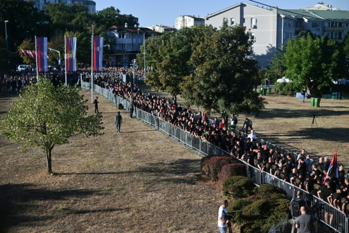Des personnes en deuil font la queue pour participer à un hommage public, le jour de la cérémonie funéraire de l'ancien chef militaire serbe de Bosnie Ratko Mladić, à l'église Saint-Luka de Belgrade, le 7 septembre 2026 en Serbie