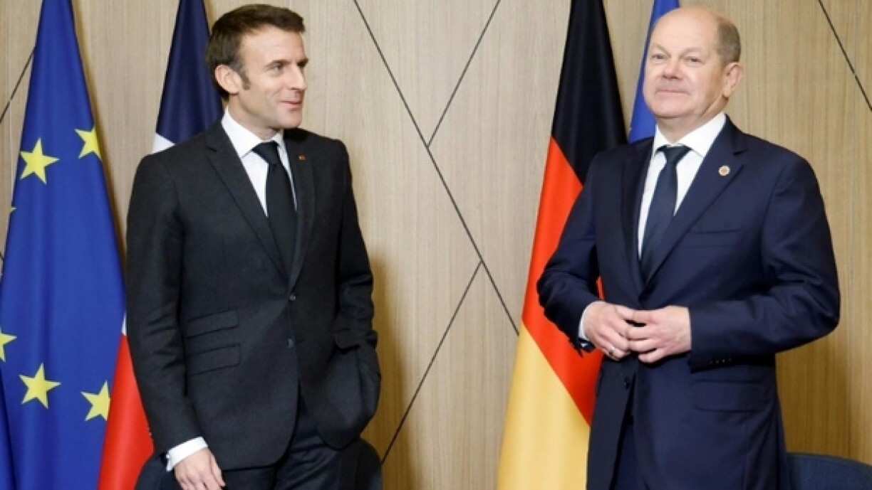 Le président français Emmanuel Macron et le chancelier allemand Olaf Scholz (D), le 6 décembre 2022, à Tirana en Albanie