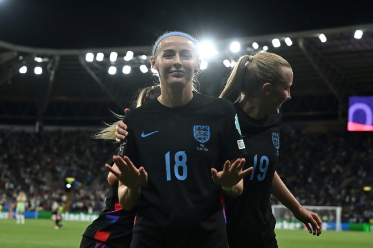 L'attaquante de l'Angleterre Chloe Kelly (N.18) félicitée par Agnes Beever-Jones après son but décisif contre l'Italie à l'Euro à Genève, le 22 juillet 2025