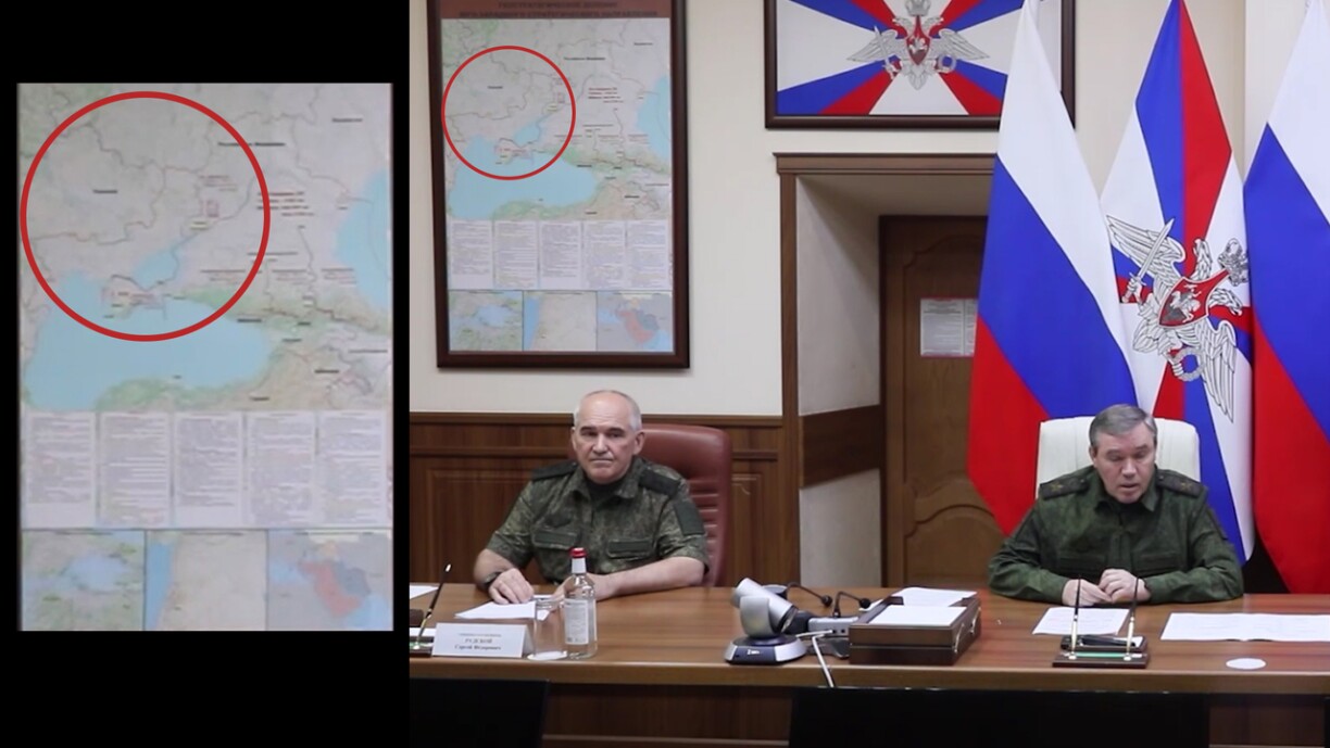 Walerij Gerassimow (lenks) bei enger Pressekonferenz, Screenshot vun engem Video vum Russesche Verdeedegungsminstère