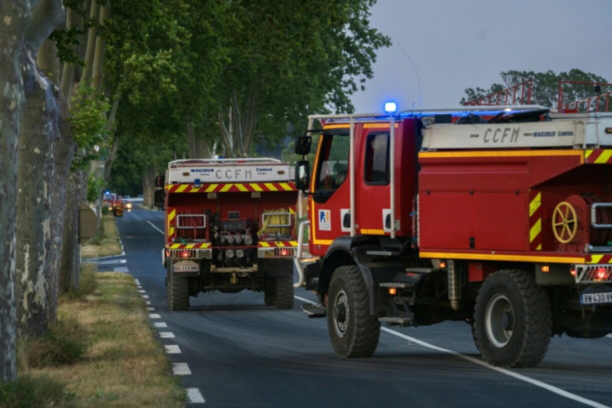 Des pompiers se dirigent vers Pouzols-Minervois où s'est déclaré un feu de forêt, le 1er juillet 2026 dans l'Aude