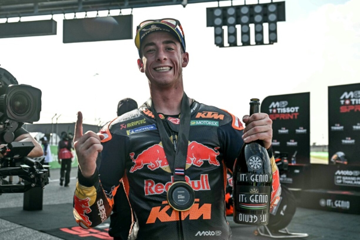 Pedro Acosta célèbre sa victoire au sprint du GP de Thaïlande samedi, le premier succès de sa carrière en MotoGP.