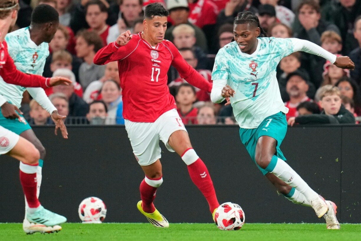 L'attaquant portugais Rafael Leao (D) et le Danois Adam Daghim lors de la victoire portugaise 4-2 en Ligue des nations, le 1er octobre 2026 à Copenhague