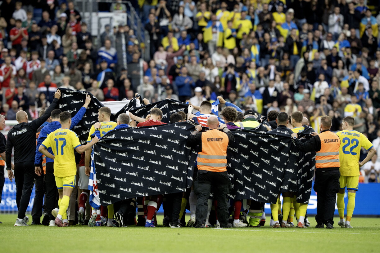 D'Spiller vu béiden Ekippen hunn nom Virfall e Krees forméiert ëm den Eriksen