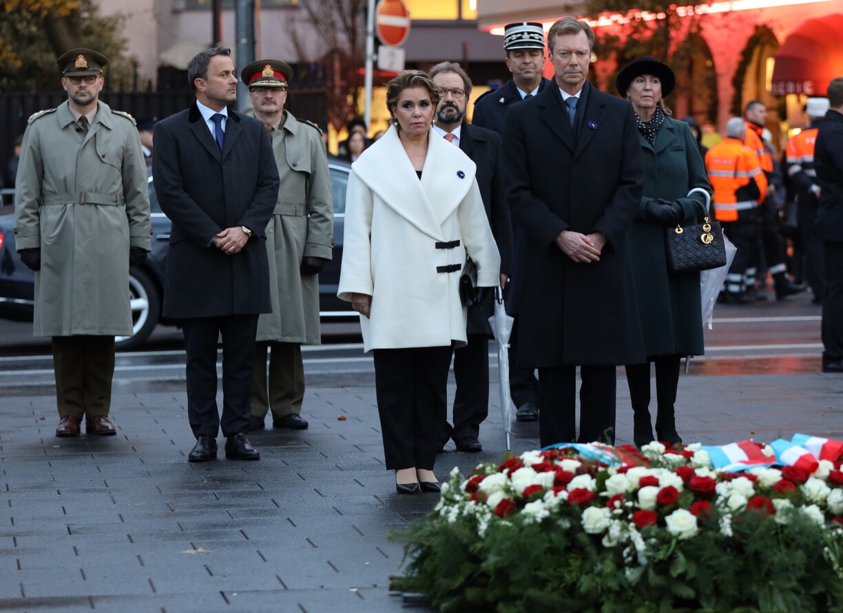 Le grand-duc Henri, son épouse, et le Premier ministre Xavier Bettel au pied de la Gëlle Fra pour célébrer le centenaire de l'Armistice en novembre 2018.