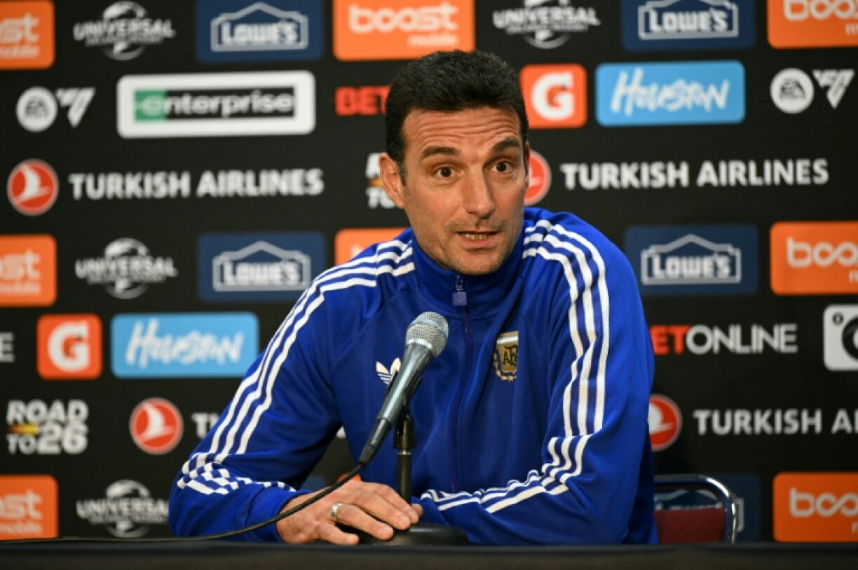 Le sélectionneur argentin Lionel Scaloni s'adresse aux journalistes lors d'une conférence de presse avant un match amical de préparation à la Coupe du monde contre le Honduras, à College Station (Texas), le 5 juin 2026