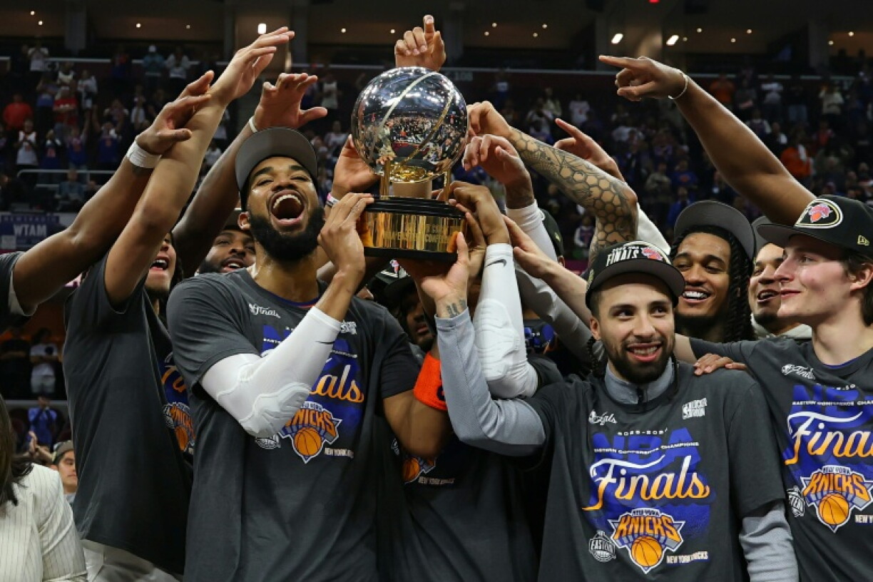 Les New York Knicks soulèvent le trophée de champion de la conférence Est de NBA après avoir remporté le match 4 de la finale contre les Cleveland Cavaliers, le 25 mai 2026 à Cleveland