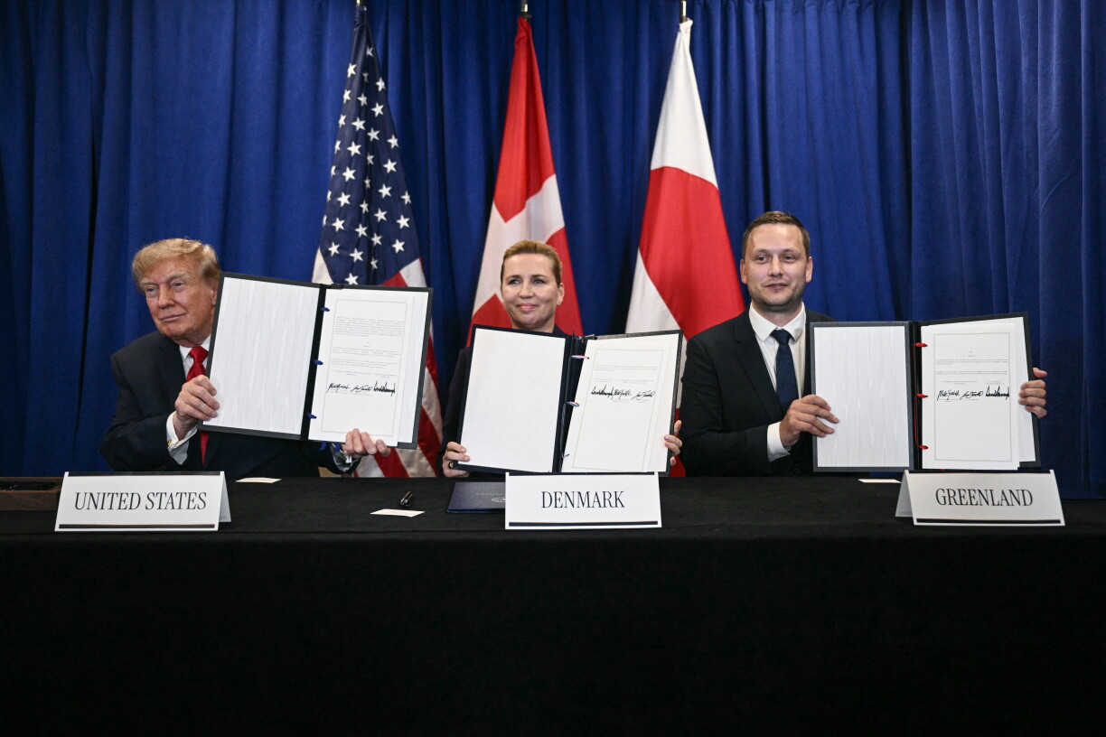 Den US-President Donald Trump, déi dänesch Premierministesch Mette Frederiksen an de Premier aus Grönland Jens-Frederik Nielsen nom Ënnerschreiwe vum Ofkommes.