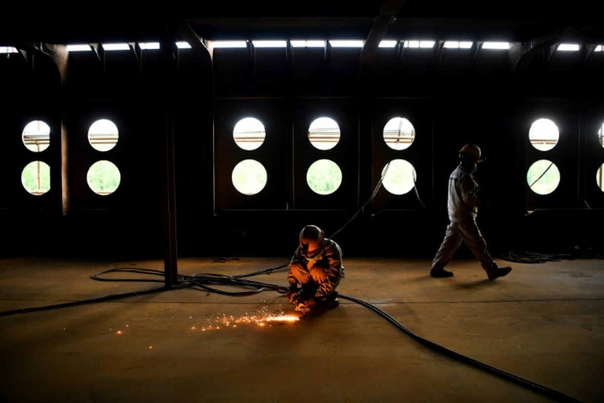Un ouvrier effectue une soudure, sur le chantier d'une réplique du Titanic, le 27 avril 2021, dans le district de Daying (Chine)