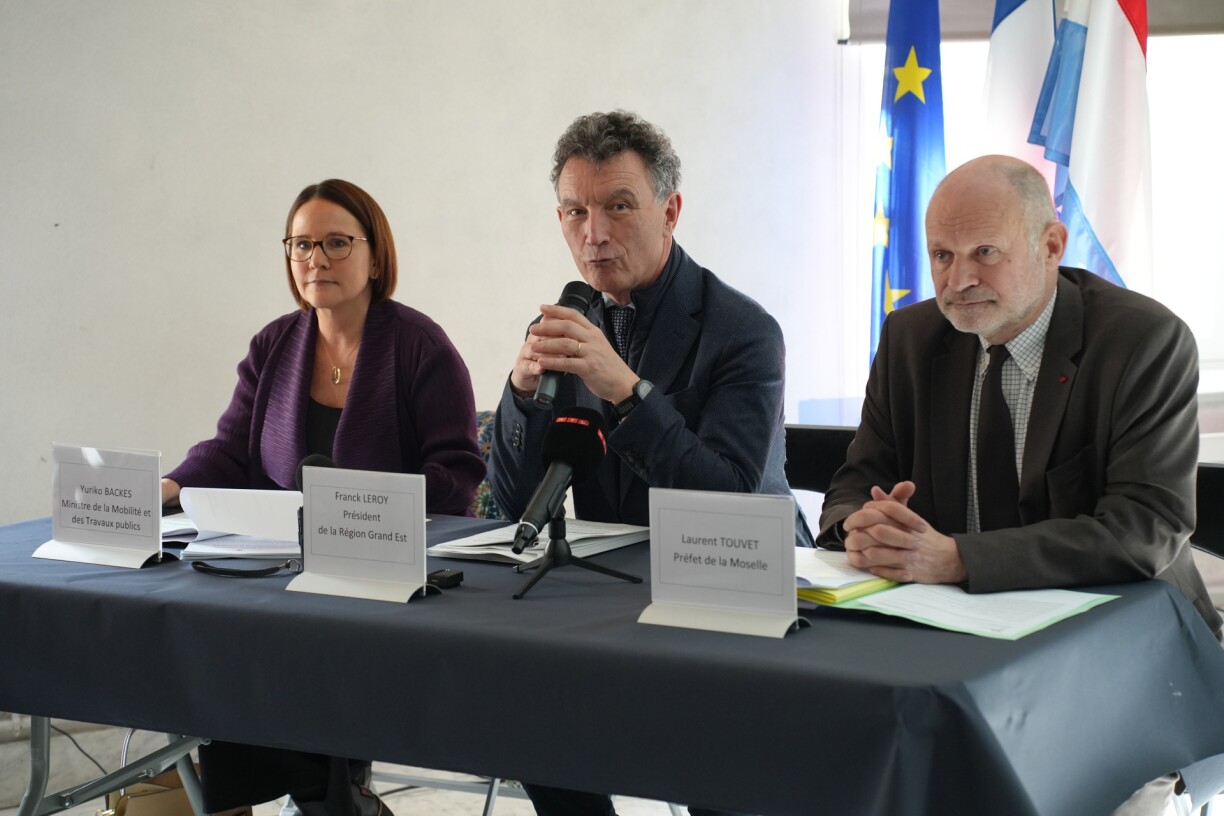 vu lénks no riets: Yuriko Backes, ministre de la Mobilité et des Travaux publics ; Franck Leroy, président de la Région Grand Est ; Laurent Touvet, préfet de la Moselle