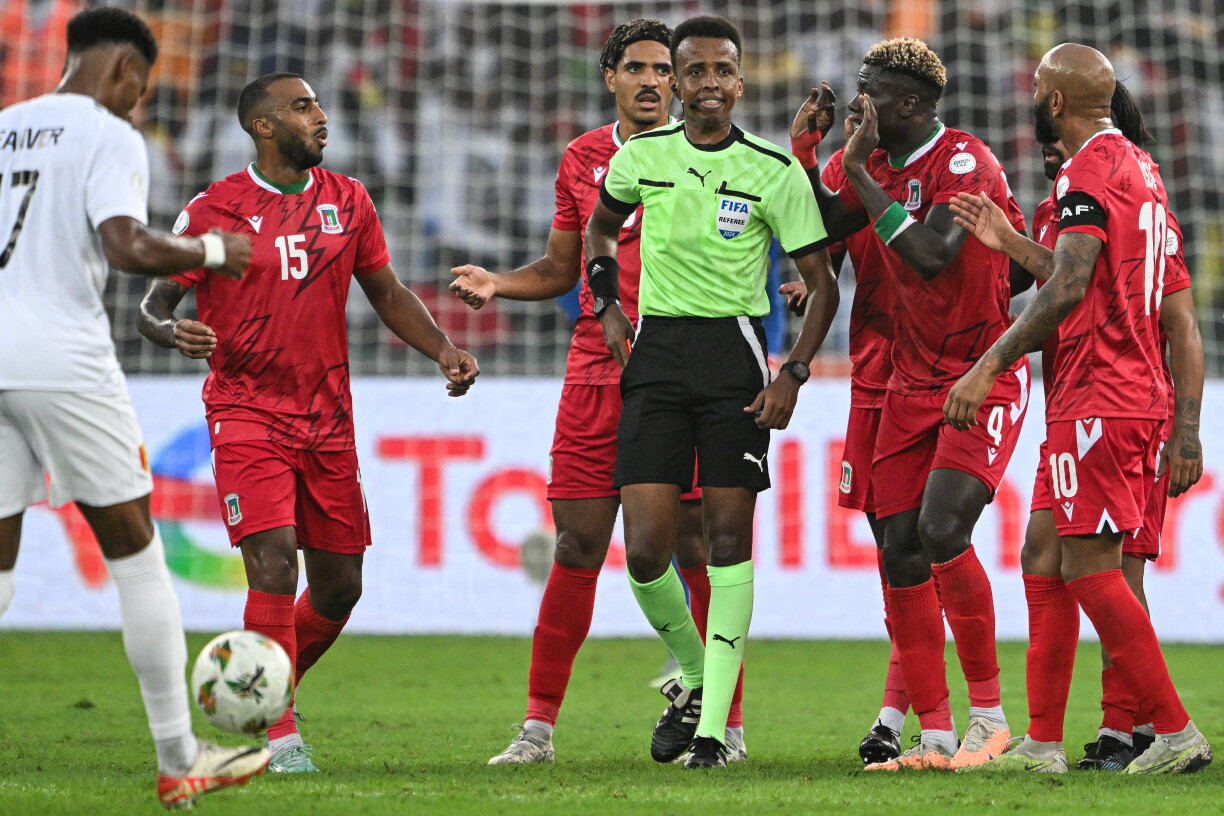 De somaleschen Arbitter Omar Abdulkadir Artan beim der Partie tëscht Equatorial Guinea an Guinea wärend dem Africa Cup 2024.