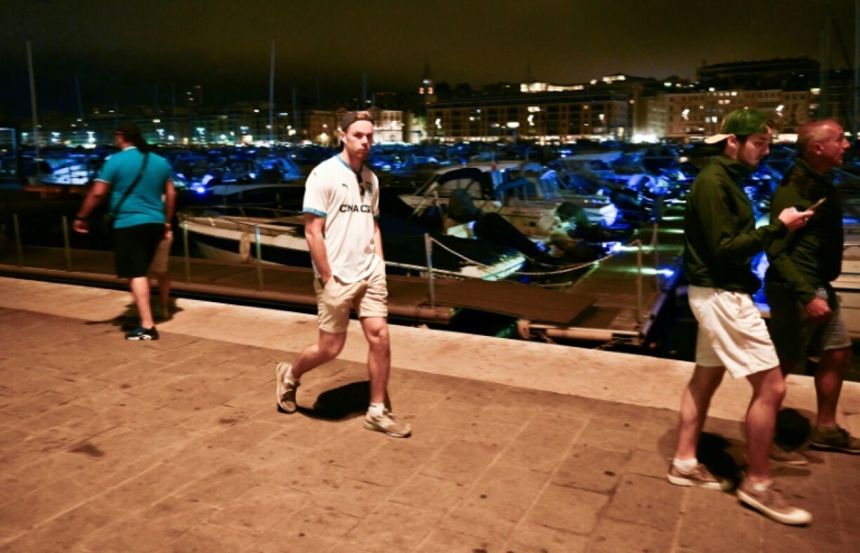 Un supporter de l'Olympique de Marseille sur le Vieux Port au moment de la finale de la Ligue des champions remportée par le PSG, le 31 mai 2025