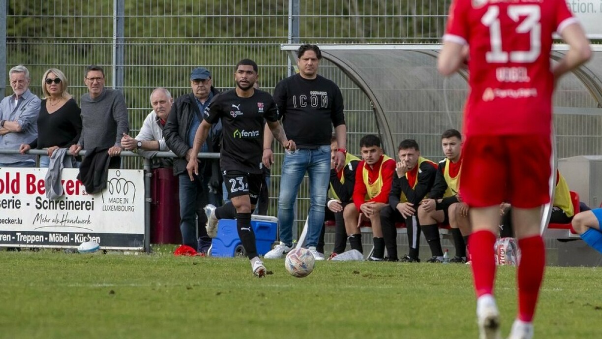 Den Trainer Pedro Resende op der Bänk vum Match vu sengen Déifferdenger zu Rouspert.