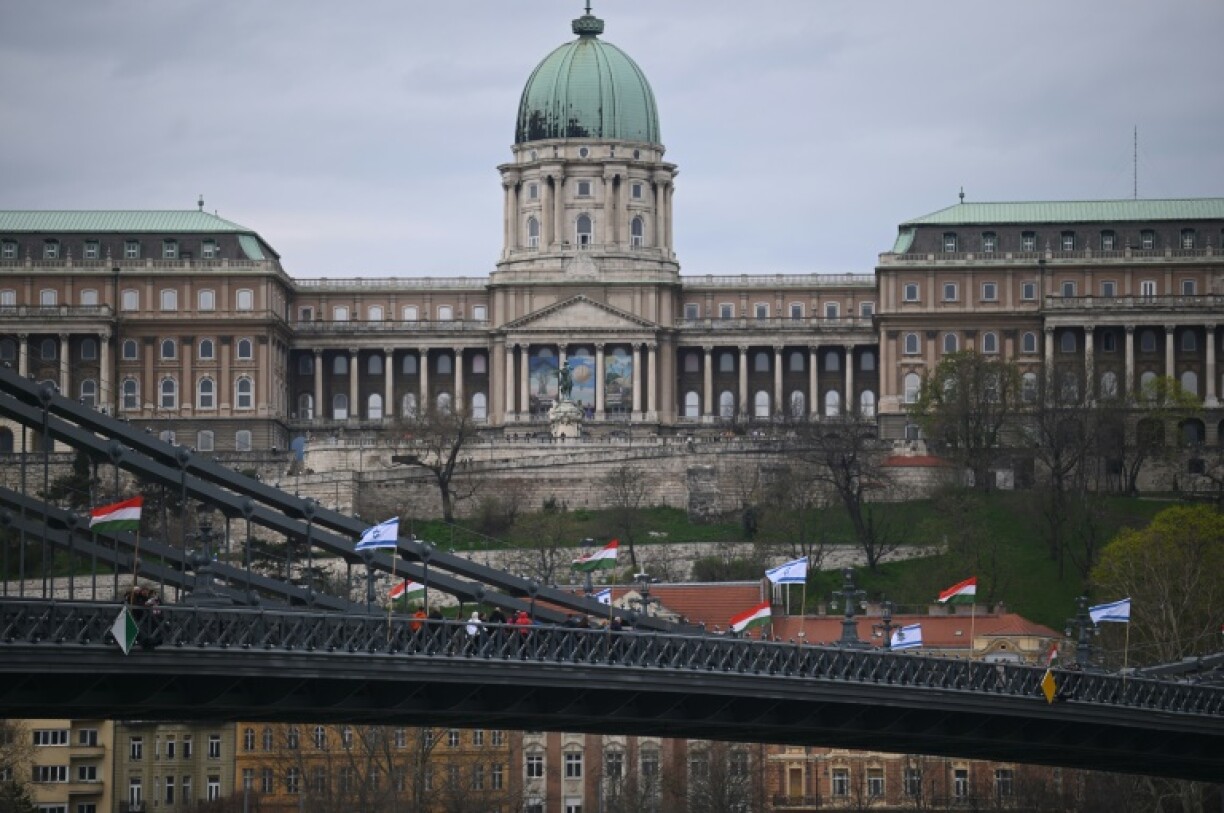 Des drapeaux israéliens et hongrois à Budapest avant l'arrivée du Premier ministre israélien Benjamin Netanyahu, le 2 avril 2025 en Hongrie