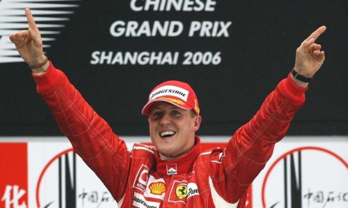 Michael Schumacher célébrant sa victoire au grand prix de Chine en 2006.