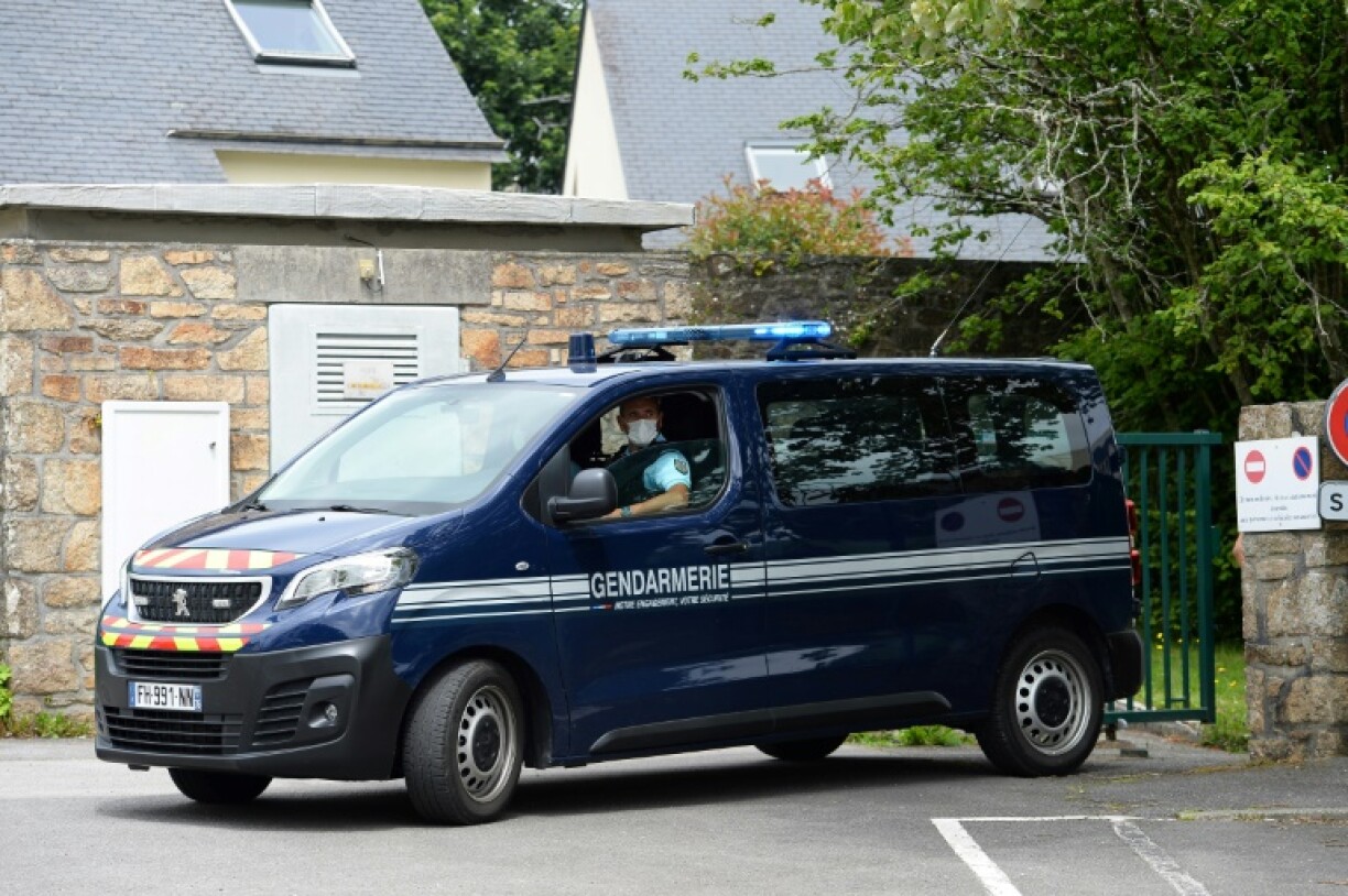 Un fourgon quitte la gendarmerie de Landerneau (Finistère), où la spectatrice qui avait causé une chute massive de coureurs du Tour de France était en garde à vue, le 1er juillet 2021