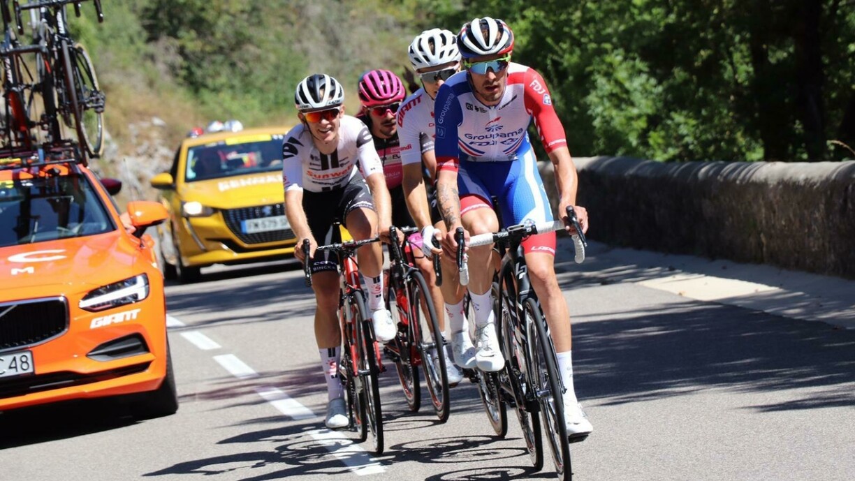 Den Ivan Centrone (rosa) zesumme mat dräi anerer Coureuren an der Echappée.