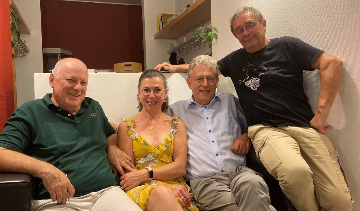 Sou harmlos gesinn se aus, déi véier Auteuren vu crime.lu. Mä si hu scho vill Leit um Gewëssen. Zum Gléck just um Pabeier!